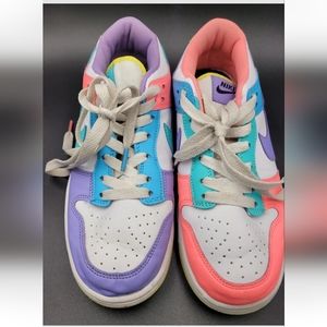 Slightly worn Nike Dunk Low Women's Size 7  DD1872-100